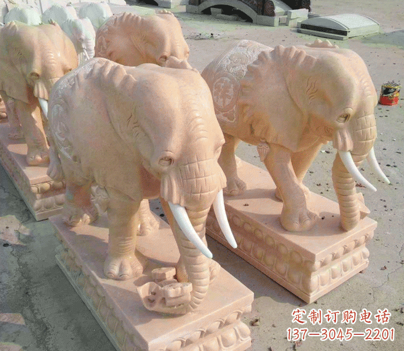 广西大象石雕红霞下的精美礼品