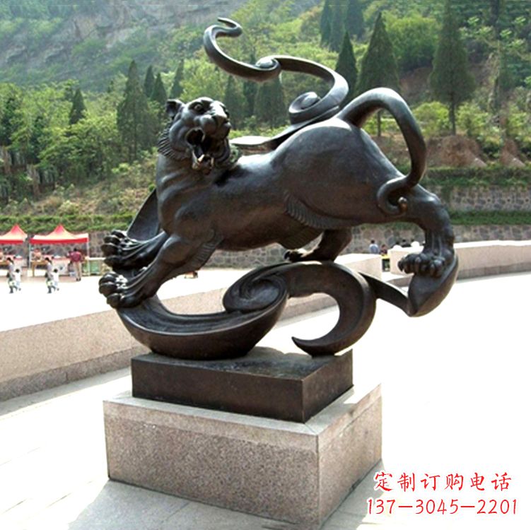广西纯铜雕刻的熊猫动物雕塑