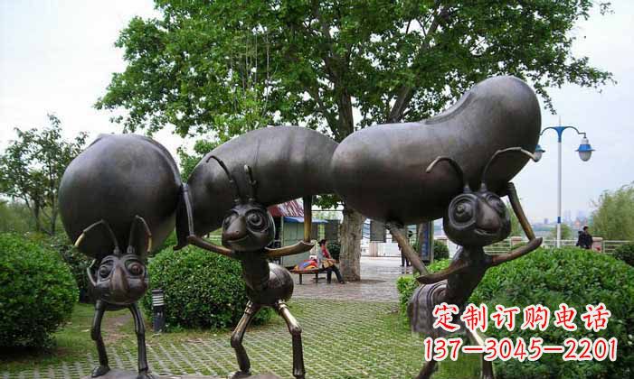 广西蚂蚁之美搬运粮食的公园铜雕