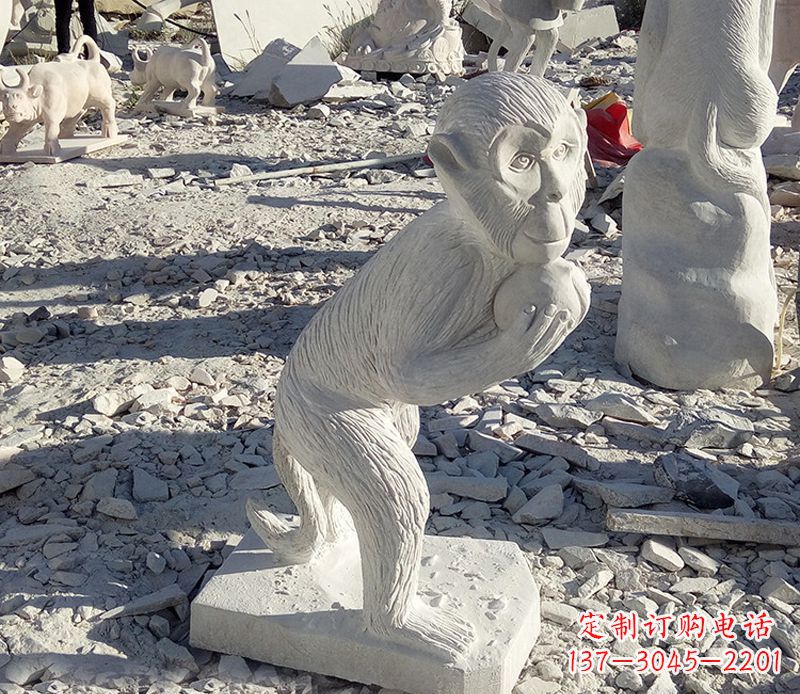 广西抱桃子的猴子石雕系列传承古老文化,让爱活跃起来