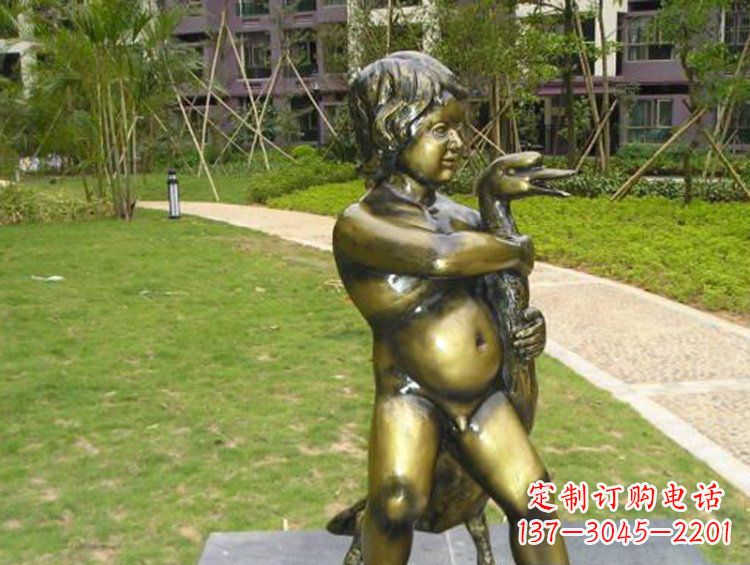 广西新颖童真男孩城市玻璃钢仿铜景观雕塑