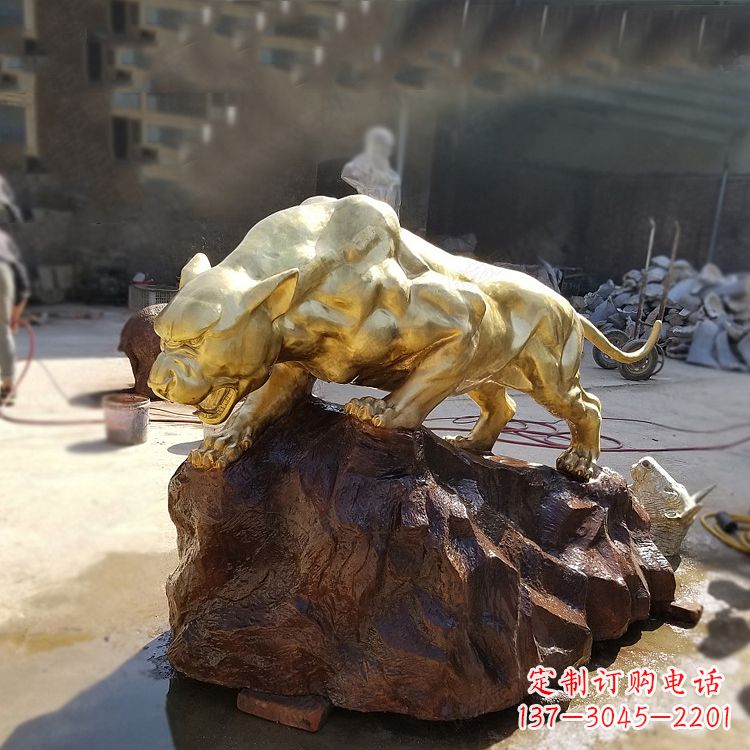广西铸铜雕刻的豹子公园景区情景动物雕塑