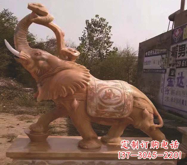 广西鼻卷如意的大象石雕