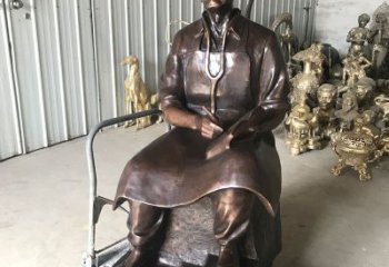广西白求恩坐姿纯铜雕塑赞颂英雄的象征