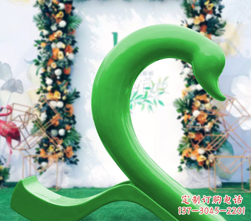 广西新颖抢眼的玻璃钢爱心天鹅雕塑