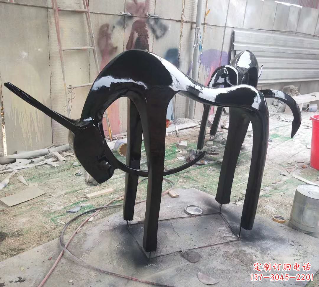广西玻璃钢制作的鹿雕塑——装点你的庭院