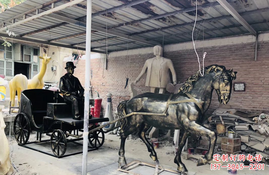 广西玻璃钢仿铜马车雕塑——给广场景观增添绚丽色彩