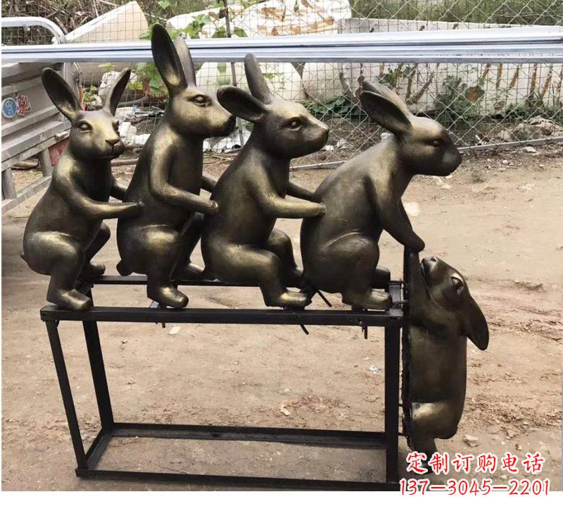 广西玻璃钢兔子雕塑仿铜玩耍的兔子