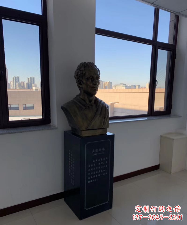 广西玻璃钢仿铜的孟德斯鸠头像雕塑