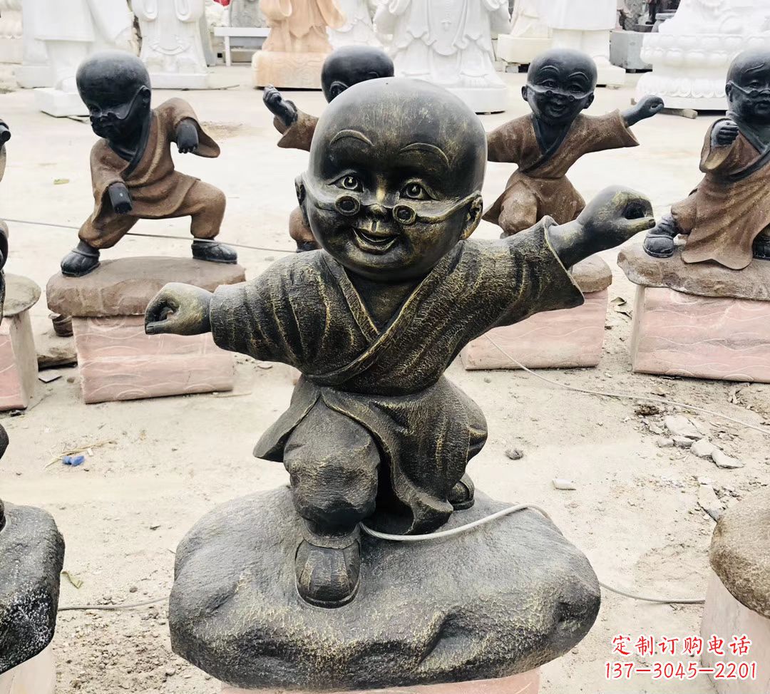 广西玻璃钢仿铜小和尚雕塑传承佛教文化