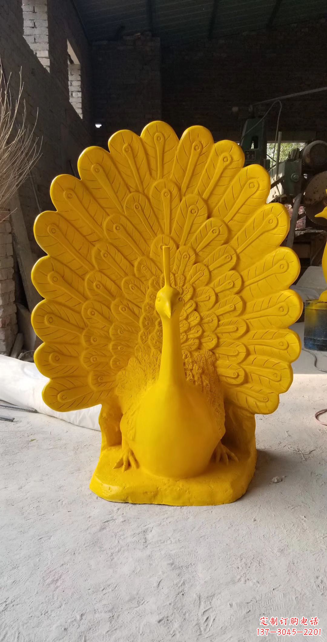 广西玻璃钢制作的孔雀雕塑