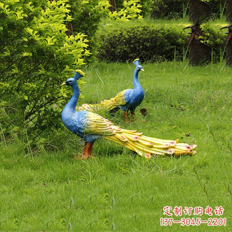 广西玻璃钢孔雀雕塑——艺术点缀公园草坪