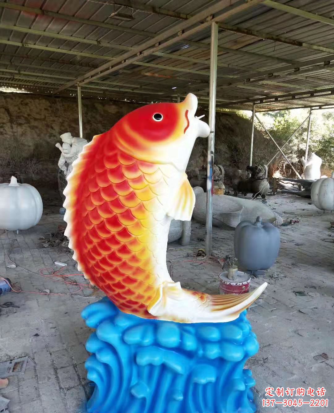 广西玻璃钢制作的精美鲤鱼喷泉雕塑