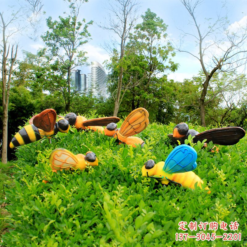 广西公园草丛中的蜜蜂雕塑