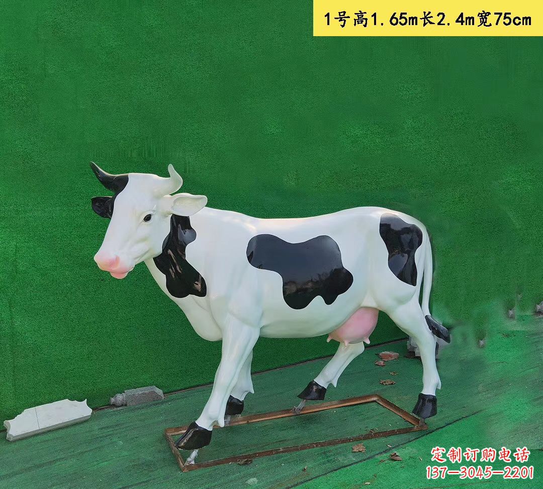 广西玻璃钢仿真奶牛雕塑精致而可爱