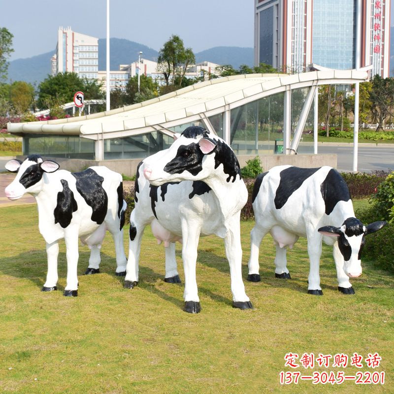 广西玻璃钢制作的仿真奶牛雕塑——装点园林草坪