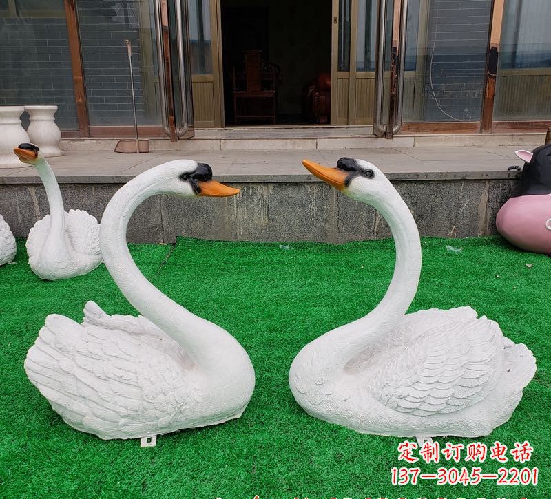广西玻璃钢制作的精美天鹅雕塑