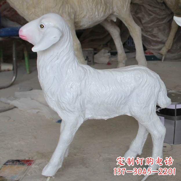 广西玻璃钢雕刻的羊雕塑——艺术的精美表达