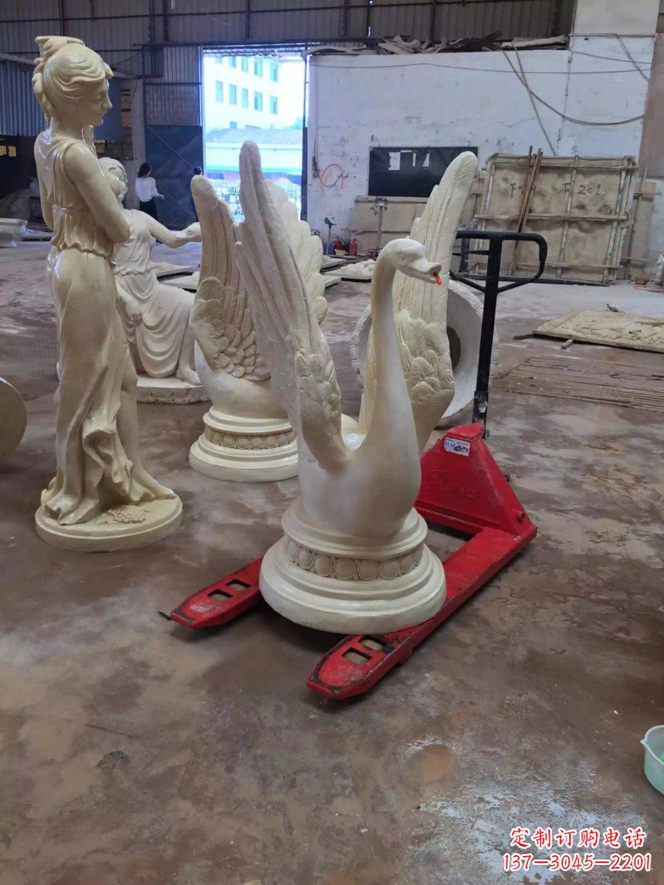 广西玻璃钢制作的天鹅雕塑