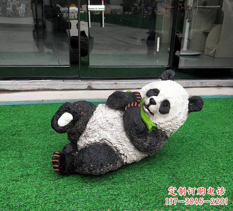 广西玻璃钢熊猫雕塑象征动物保护的艺术品