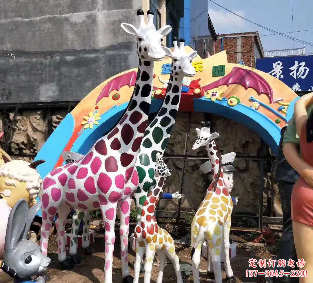 广西玻璃钢材质的长颈鹿雕塑——点缀公园景观