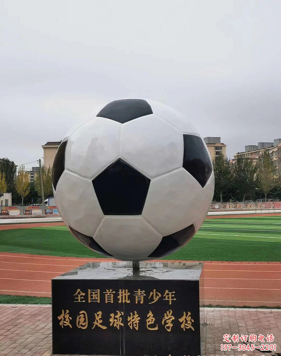广西足球雕塑展示足球文化的精彩瞬间
