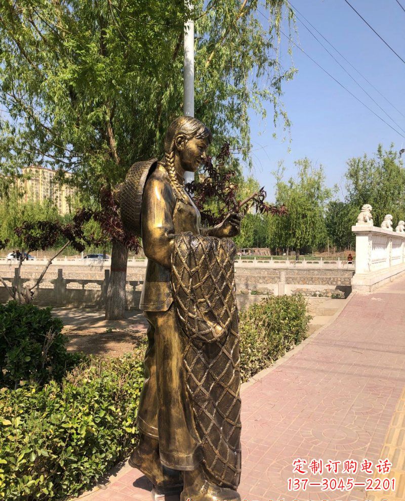 广西农家女人的铜雕之美