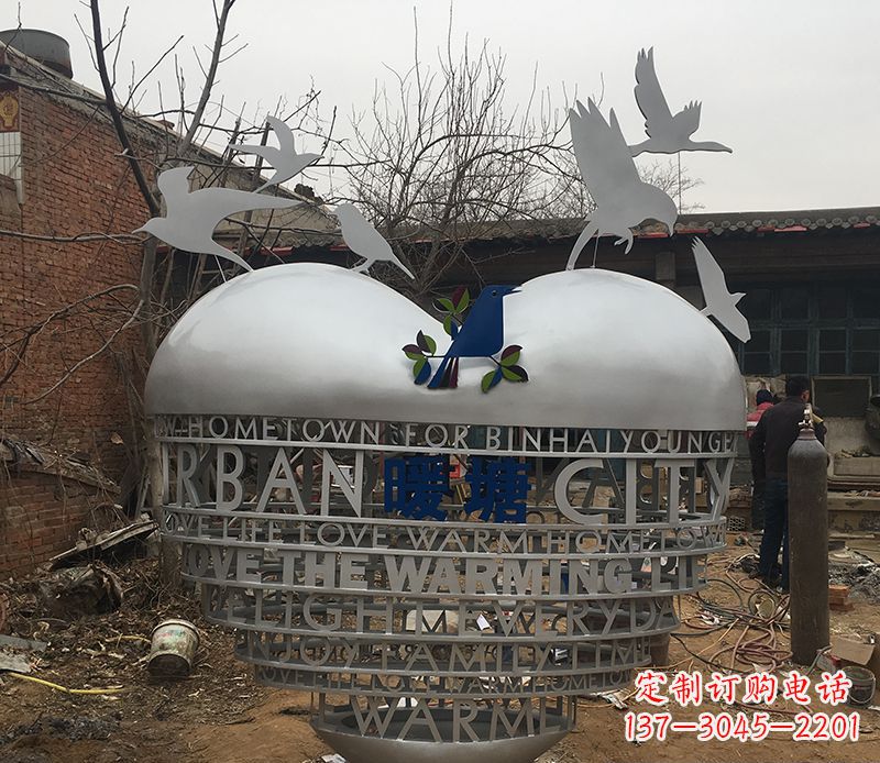 广西不锈钢爱心字母雕塑——象征着爱的礼物