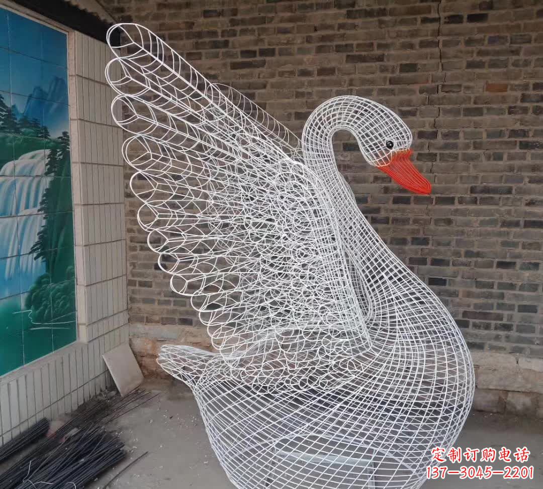广西不锈钢制天鹅雕塑象征着和谐与美好