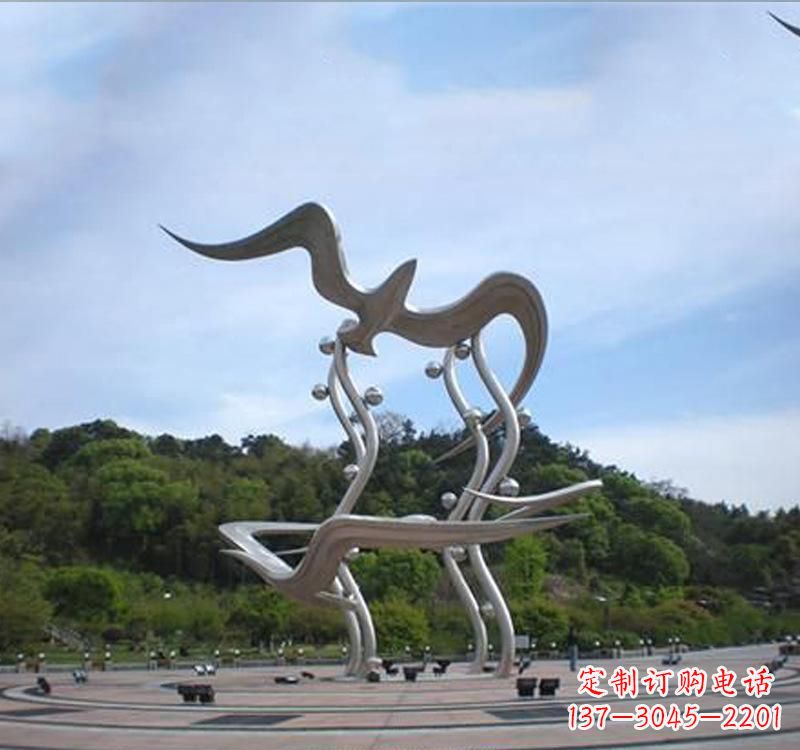 广西大雁展翅飞越城市圆环
