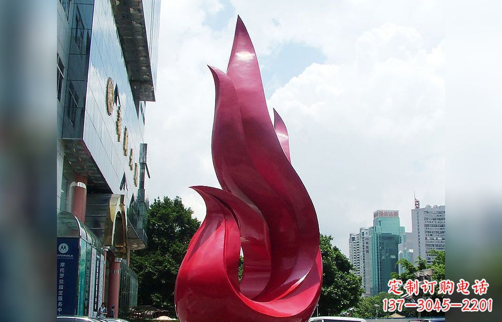 广西孔雀广场的不锈钢雕塑