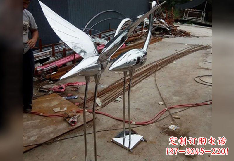 广西不锈钢仙鹤雕塑象征着美丽与和谐