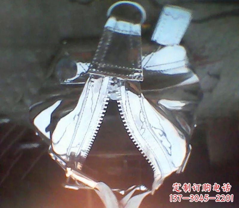 广西精美不锈钢手提包雕塑