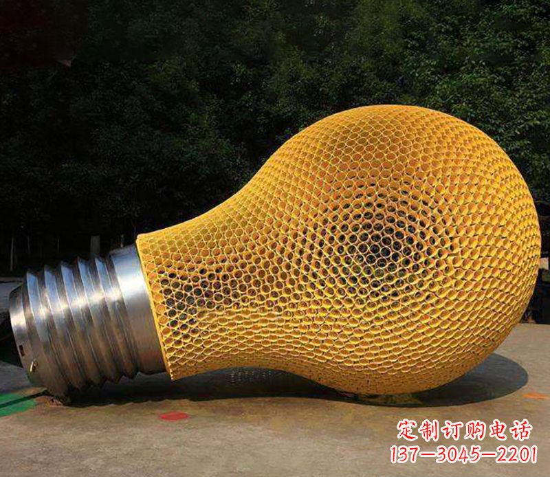 广西不锈钢灯泡雕塑灯光下的美丽