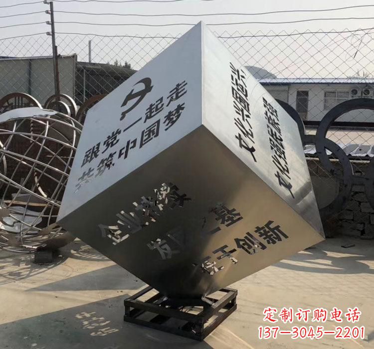 广西不锈钢灯饰魔方雕塑——精妙艺术