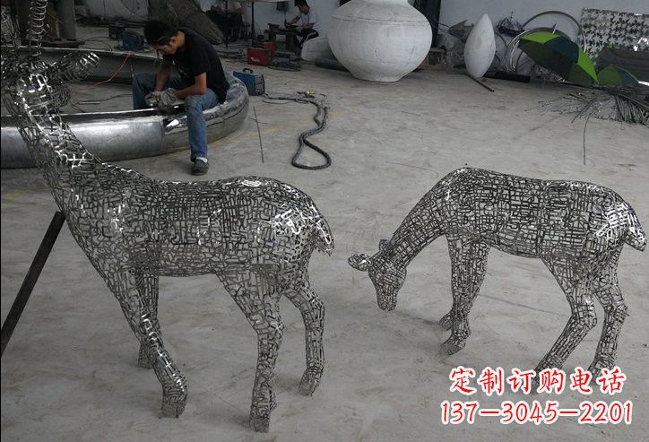 广西不锈钢动物镂空鹿雕塑精美的艺术品