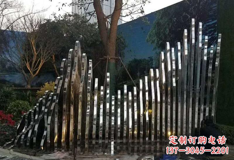 广西不锈钢公园里的假山雕塑