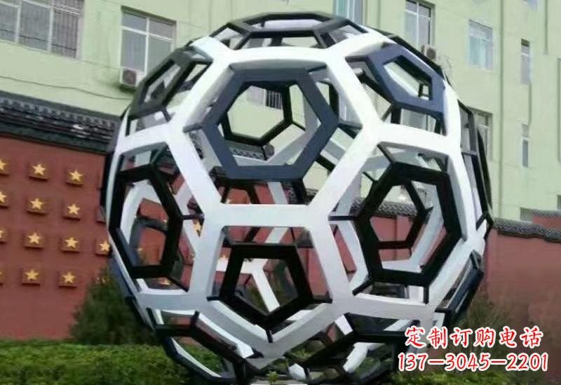 广西不锈钢公园的镂空足球雕塑