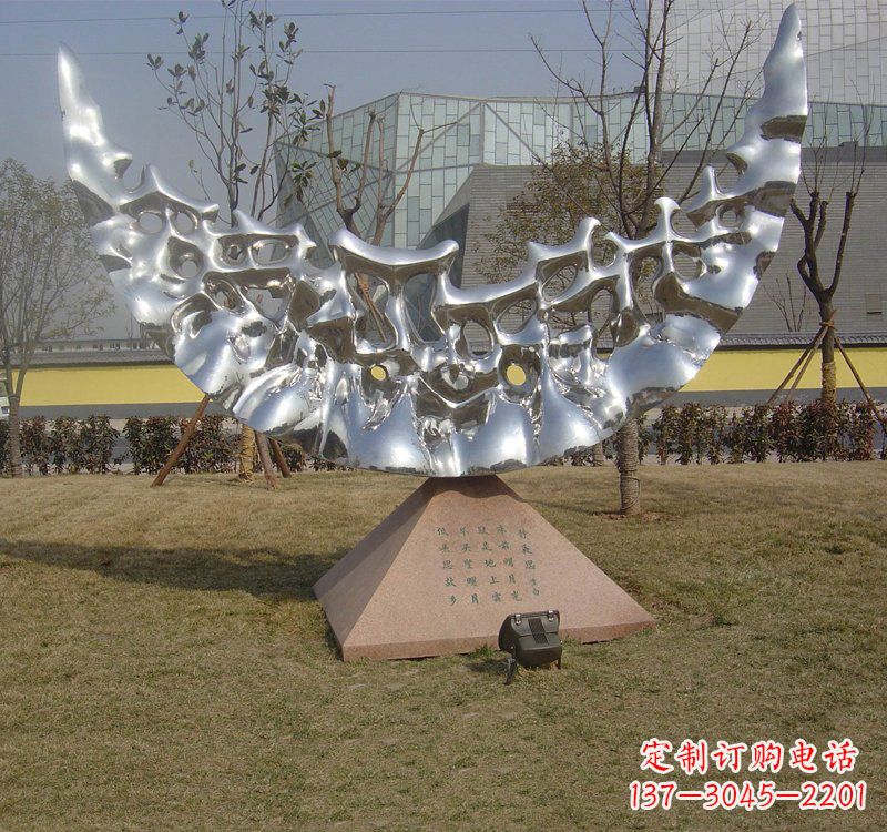 广西不锈钢月亮雕塑象征着无尽的美丽