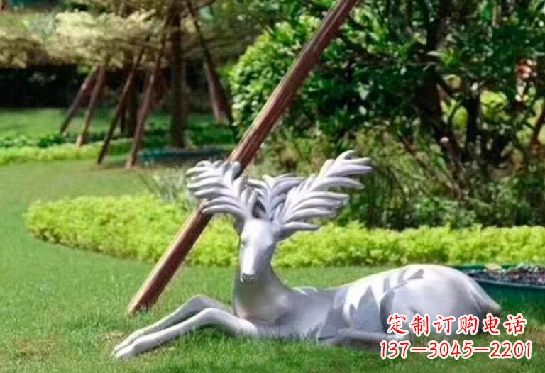 广西不锈钢公园大角鹿雕塑精致而美丽