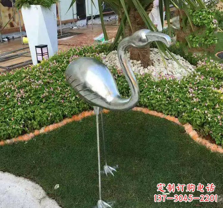 广西火烈鸟雕塑美丽而又充满力量