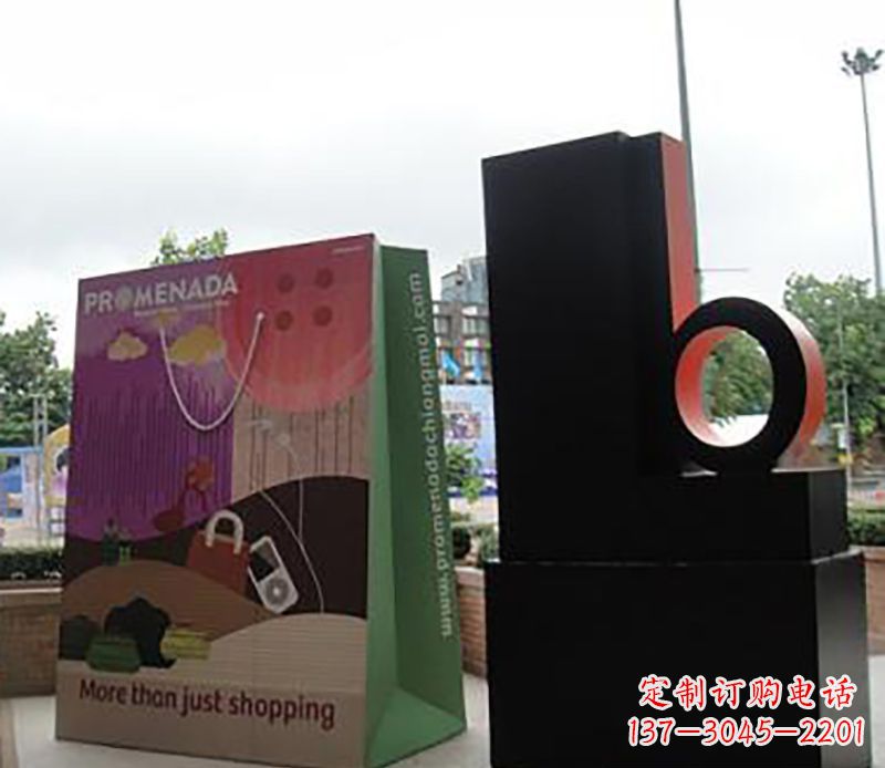 广西不锈钢购物袋雕塑为公园带来现代风格
