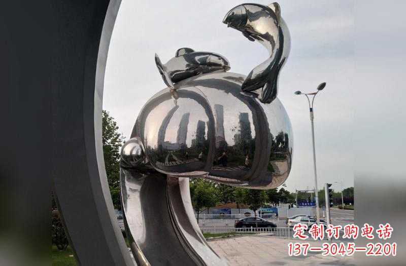广西海浪下的海鸥雕塑