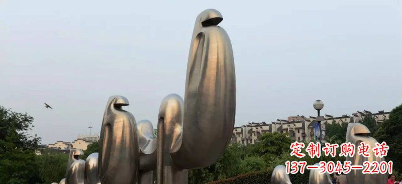 广西不锈钢广场上的骆驼雕塑