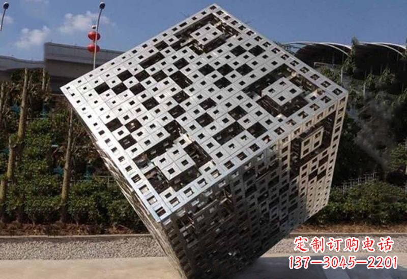 广西不锈钢广场上的魔方雕塑