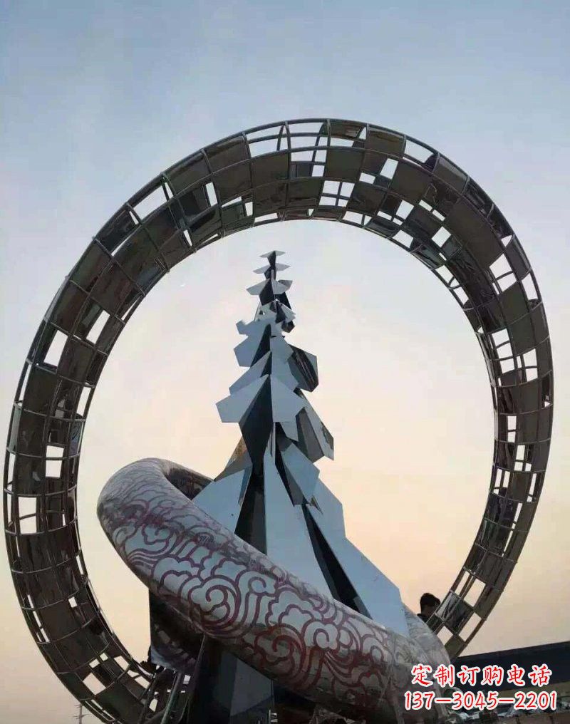 广西不锈钢广场上的松树雕塑