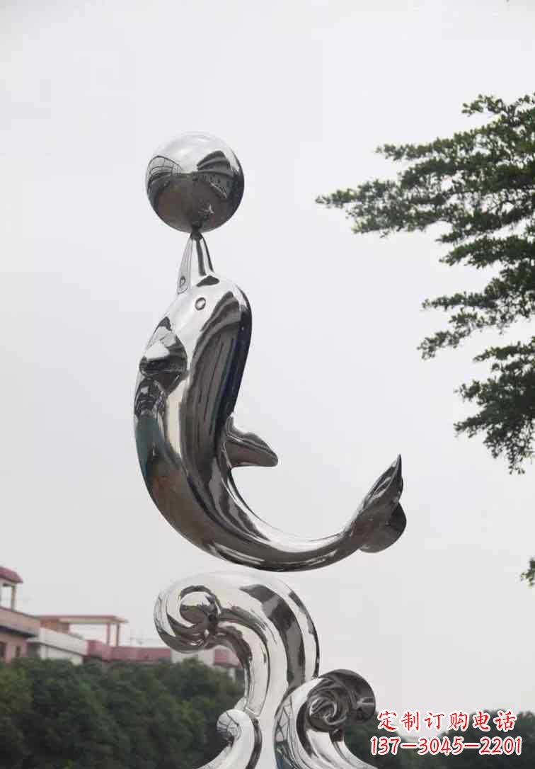 广西海豚雕塑增添不锈钢广场的魅力