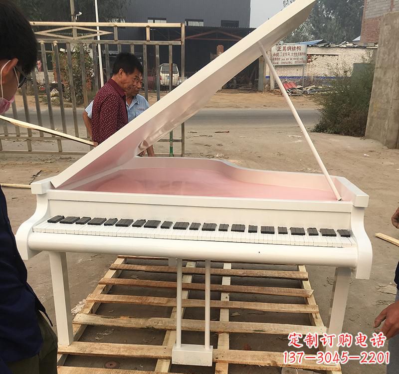 广西不锈钢钢琴雕塑融合音乐与艺术的完美结合