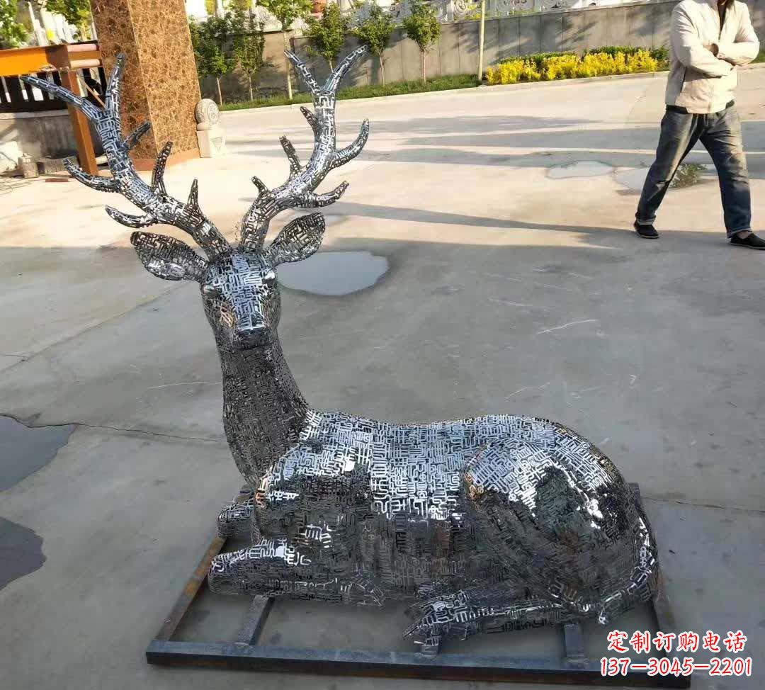 广西梅花鹿雕塑点缀不锈钢广场星空