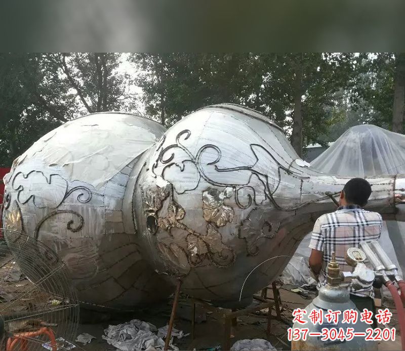 广西不锈钢葫芦雕塑精美绝伦